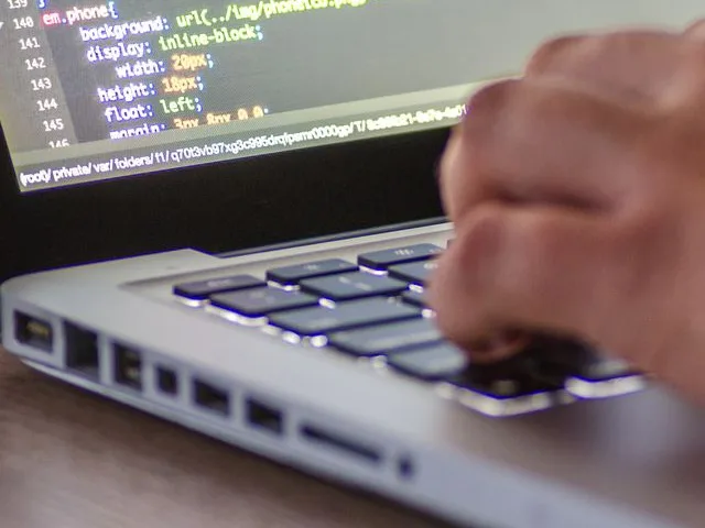 Junior automata tesztelő tesztautomatizálási kódot ír a laptopján