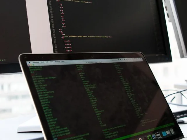Számítógép-monitor közelről, futó automatizált tesztszkript kódjával